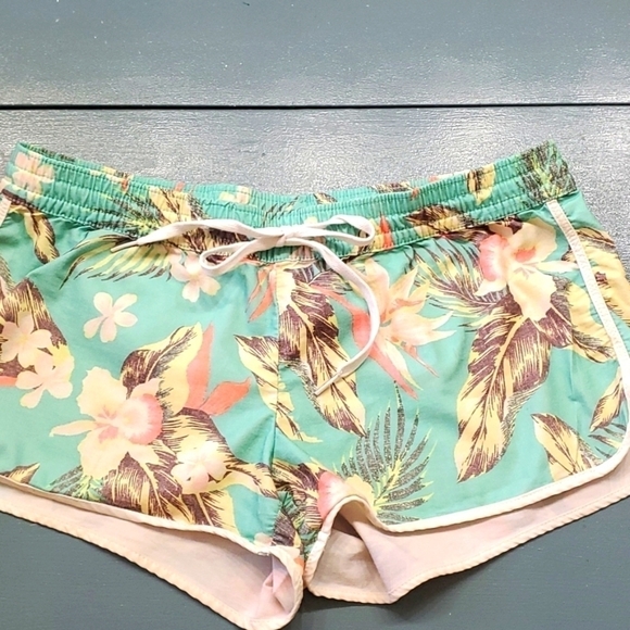 BILLA SHORT SHORTS. SIZE MEDIUM. Hawaiian floral print. - Picture 1 of 8